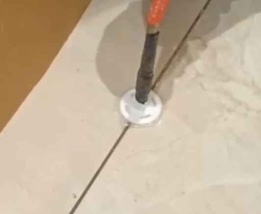 铁力瓷砖空鼓维修公司专业解答瓷砖在铺贴过程中，如果没有涂抹均匀到位的粘结材料（如水泥砂浆或瓷砖胶），可能会导致以下问题