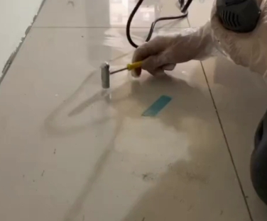 铁力瓷砖开裂维修公司专业分享瓷砖在铺贴前如果没有沥干水分，将会导致以下问题